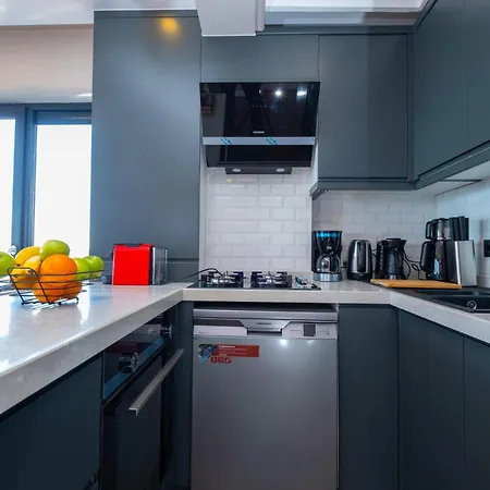 Bosphorus View - 2-bedroom With Elevator & Air Conditioning * Estambul