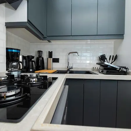 Bosphorus View - 2-bedroom With Elevator & Air Conditioning Стамбул